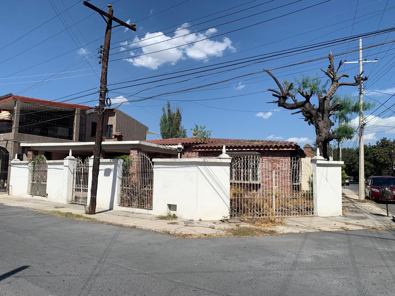Casa Anáhuac antes de la intervención: fachada y exteriores con vegetación acumulada.