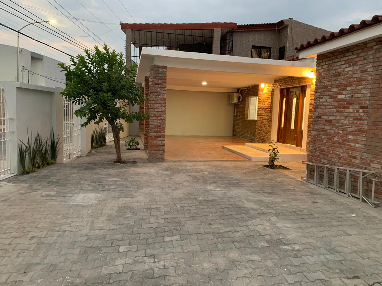 Casa Anáhuac: patio, acceso y área cubierta después de la intervención de Proyecta.